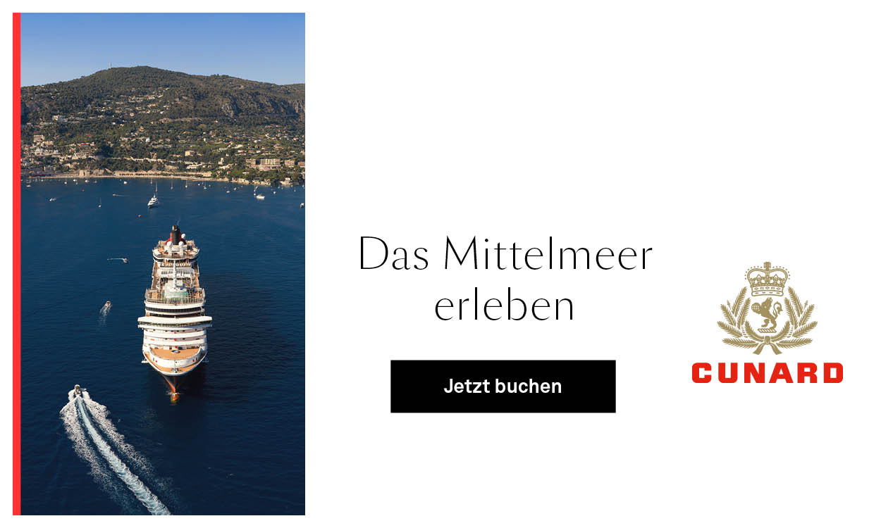 Ein Kreuzfahrtschiff auf blauem Meer aus der Vogelperspektive