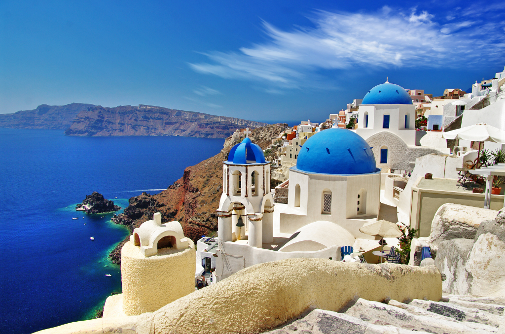 Blick auf die weiße Architektur der Stadt Santorini mit ihren charakteristischen blauen Kuppeln