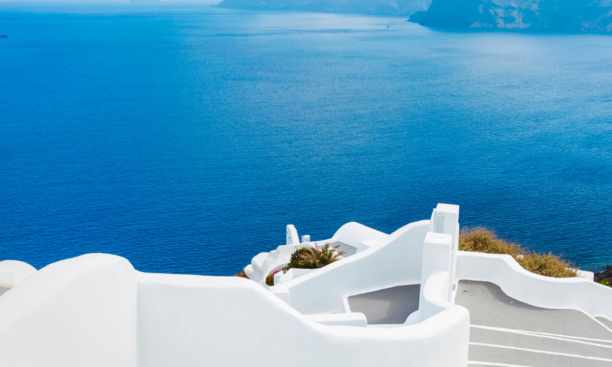 Blick über die Häuser Santorins ins Meer