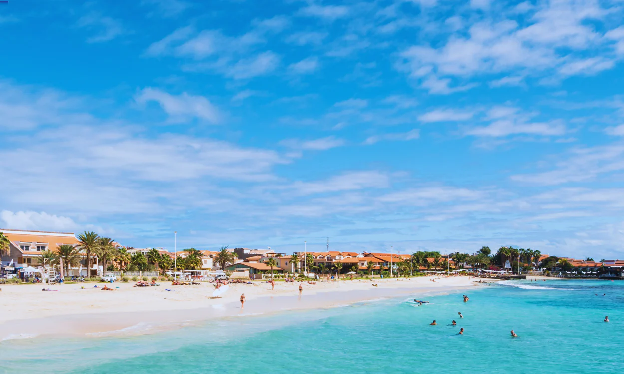 Kapverdischer Strand mit hellem Sand und türkisblauem Wasser. 