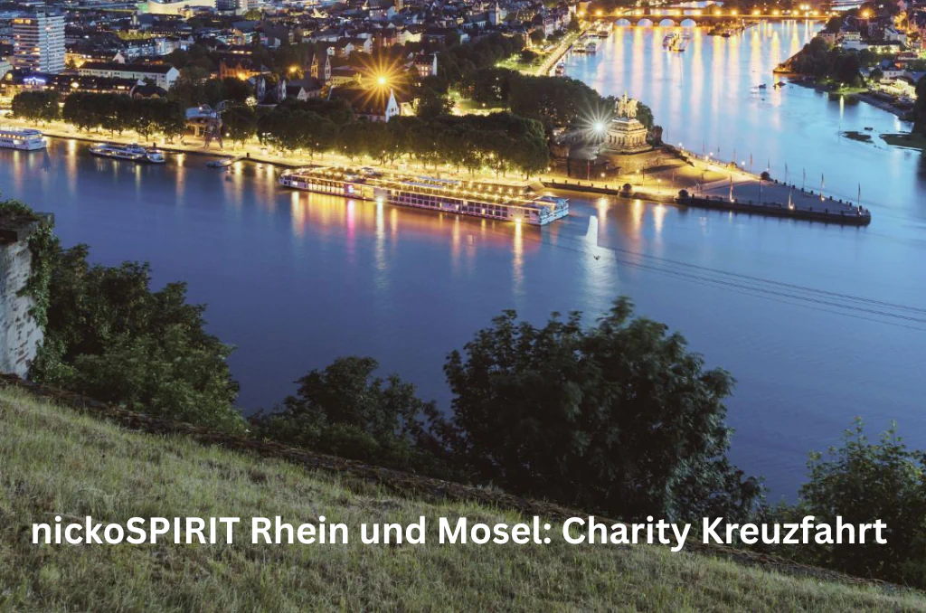 Beleuchtetes Flusskreuzfahrtschiff bei Nacht